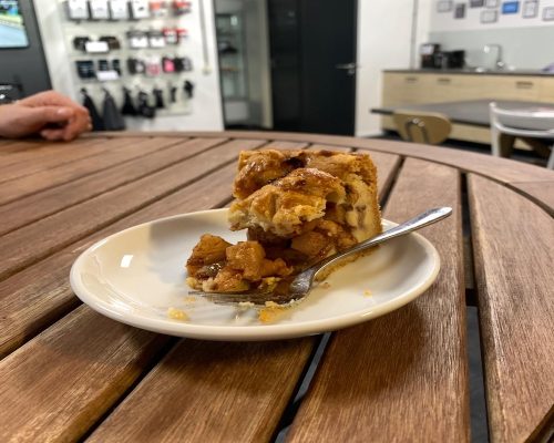 Heerlijke verse appeltaart bij de opening van het testcentrum van de wielrenschool